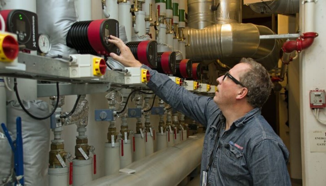 35 000 000 KWH: Regjeringskvartalet byttet ut gamle pumper som brukte 370 watt med nye som bruker 34. På 15 år er det 35 millioner kilowattimer spart i bare én bygning, forteller Dag Anders Helle i Kulde og Energiteknikk, som var leid inn som «energidetektiv». (Arkivfoto) 35 000 000 KWH: Regjeringskvartalet byttet ut gamle pumper som brukte 370 watt med nye som bruker 34. På 15 år er det 35 millioner kilowattimer spart i bare én bygning, forteller Dag Anders Helle i Kulde og Energiteknikk, som var leid inn som «energidetektiv». (Arkivfoto)