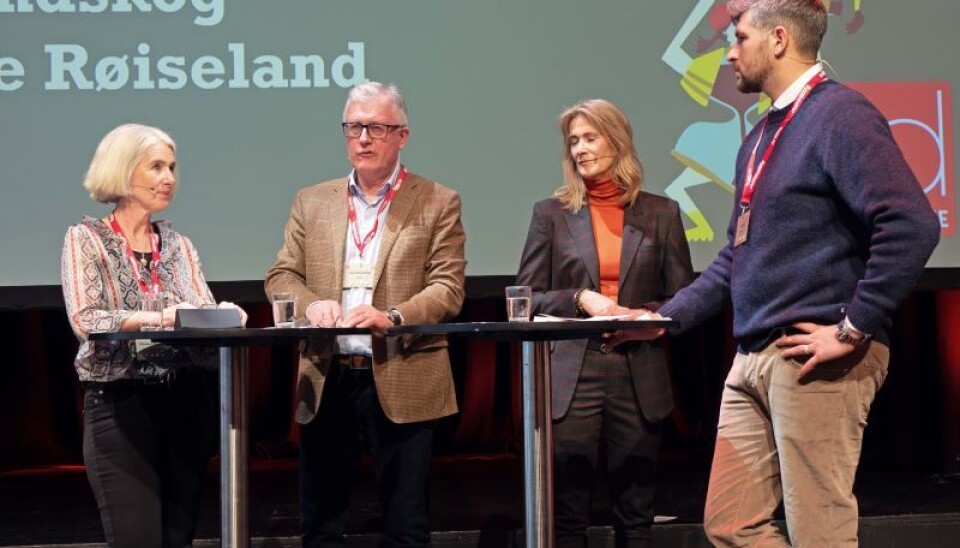 KONFLIKTDEMPERE: De forteller om hvordan de kan løse konflikter i bransjen – Marianne Røiseland (fra venstre), Tore Strandskog, Kari Sandberg og møteleder Leo Ajkic. Kanskje kommer det egne prosjektmeglere som kan løse konflikter før de går til retten.