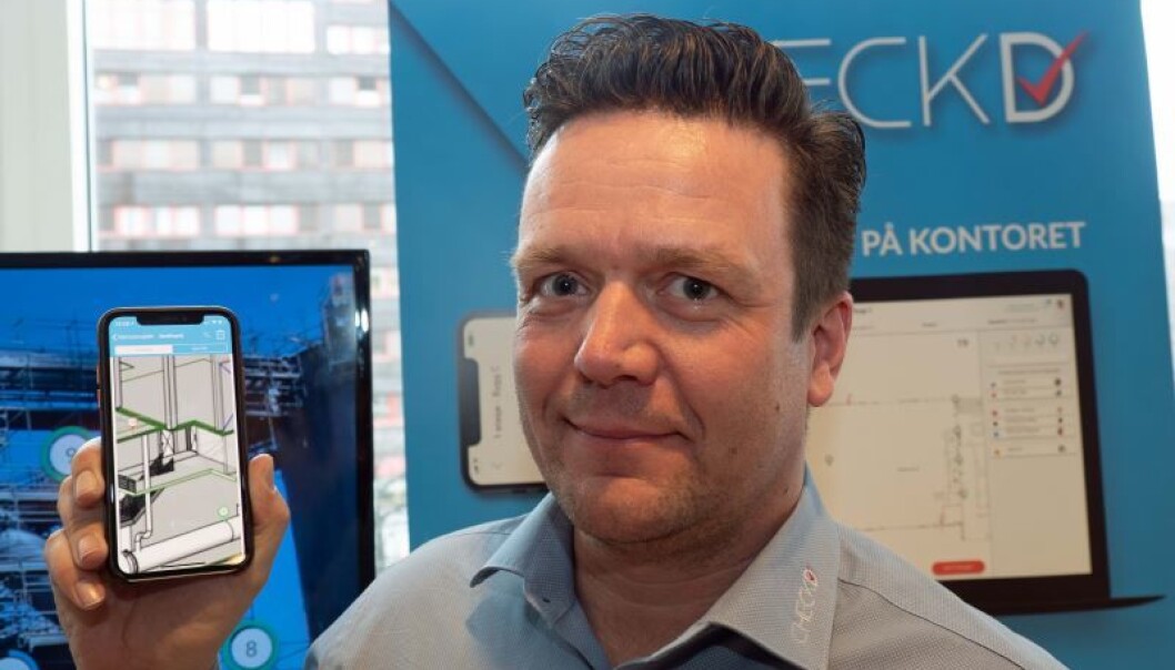 PAPIRLØST: Tom-Erik von Krogh-Martinsen drar inn oversikt over og detaljer om alt som skal gjøres, på telefon og nettbrett. PAPIRLØST: Tom-Erik von Krogh-Martinsen drar inn oversikt over og detaljer om alt som skal gjøres, på telefon og nettbrett.