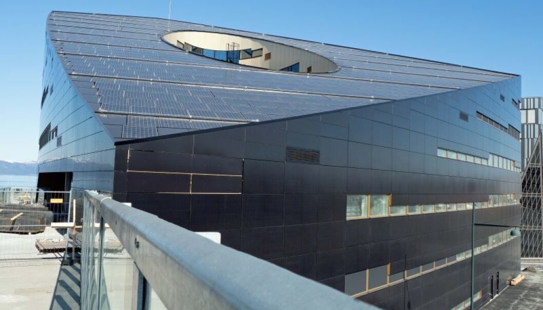 SMULTRING: Den karakteristiske formen på bygget bidrar også til å holde energibehovet lavt. Den åpne kjernen i midten gir lys og blir også en møteplass med tilgang for alle. SMULTRING: Den karakteristiske formen på bygget bidrar også til å holde energibehovet lavt. Den åpne kjernen i midten gir lys og blir også en møteplass med tilgang for alle.
