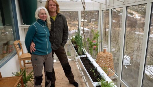 Tove og Espen Sandsund Seierstad produserer mat i vinterhagen, samtidig som de renser gråvannet. Selvprodusert betyr mindre svinn og mindre energi til frakt, peker de på. Tove og Espen Sandsund Seierstad produserer mat i vinterhagen, samtidig som de renser gråvannet. Selvprodusert betyr mindre svinn og mindre energi til frakt, peker de på.