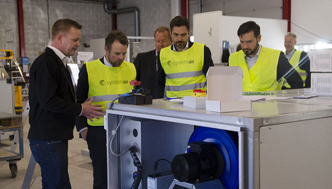 Omvisning: Ronny Danielsen i Systemair gir næringsminister Torbjørn Røe Isaksen en kort innføring i automatikkløsninger og viktigheten av optimal styring og regulering av aggregat. Foto: Synnøve Prytz Berset Omvisning: Ronny Danielsen i Systemair gir næringsminister Torbjørn Røe Isaksen en kort innføring i automatikkløsninger og viktigheten av optimal styring og regulering av aggregat. Foto: Synnøve Prytz Berset