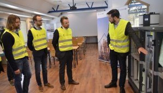 Innføring: Markedssjef Amund Ona Gjul gir ministeren en kort innføring i ventilasjon, viktigheten av godt inneklima og energieffektive løsninger. Innføring: Markedssjef Amund Ona Gjul gir ministeren en kort innføring i ventilasjon, viktigheten av godt inneklima og energieffektive løsninger.