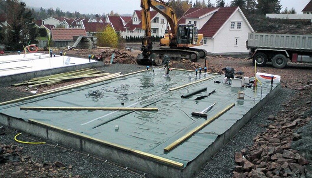 TETTING: Å unngå utettheter og sprekker mot grunnen er effektivt for å holde radon ute – her legges det radonmembran av polyetylen på en støpt såle.
FOTO: SINTEF BYGGFORSK. TETTING: Å unngå utettheter og sprekker mot grunnen er effektivt for å holde radon ute – her legges det radonmembran av polyetylen på en støpt såle.
FOTO: SINTEF BYGGFORSK.
