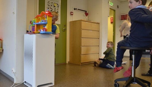 Luftrenserne gir barna friskere luft og et sted de kan plassere leker. Luftrenserne gir barna friskere luft og et sted de kan plassere leker.
