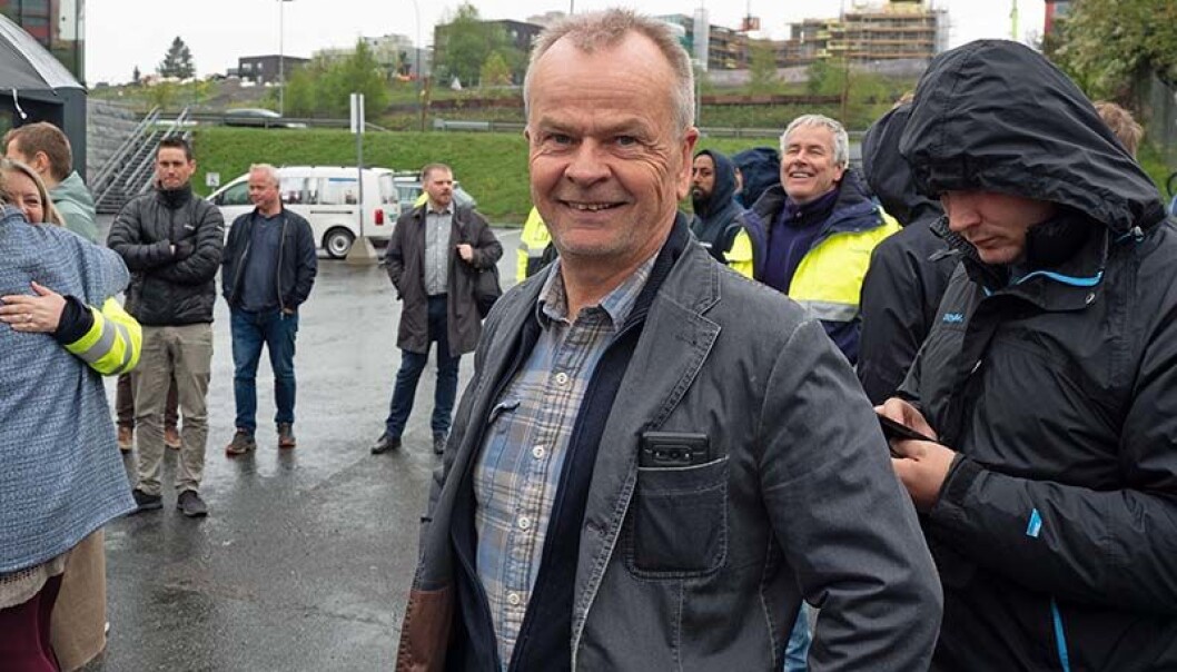 ØVELSE: HMS-sjefen og kollegene har evakuert kontoret på grunn av brannøvelse. ØVELSE: HMS-sjefen og kollegene har evakuert kontoret på grunn av brannøvelse.