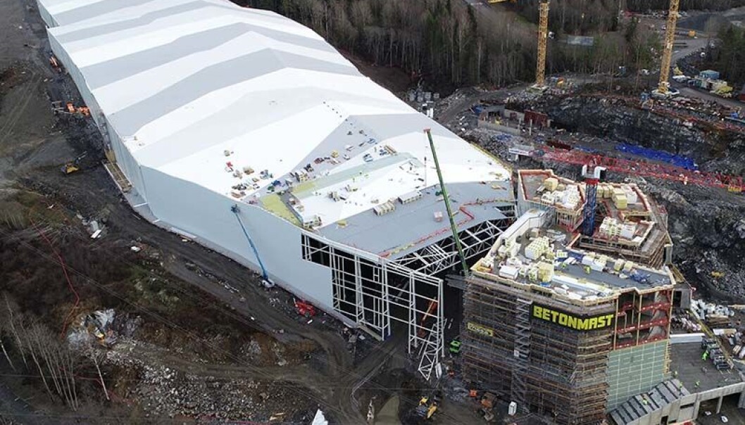 ISBRE: Fra utsiden skal den nye skihallen på Lørenskog minne om en isbre. Foto: Betonmast/Isachsen. ISBRE: Fra utsiden skal den nye skihallen på Lørenskog minne om en isbre. Foto: Betonmast/Isachsen.