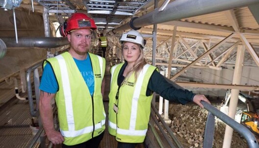 TEKNISK GANGBRO: Alle de tekniske installasjonene inne i hallen nås fra en gangbro som går gjennom hallen på langs, oppunder taket, viser Erlend Nicolaisen og Hanna Risnes. TEKNISK GANGBRO: Alle de tekniske installasjonene inne i hallen nås fra en gangbro som går gjennom hallen på langs, oppunder taket, viser Erlend Nicolaisen og Hanna Risnes.