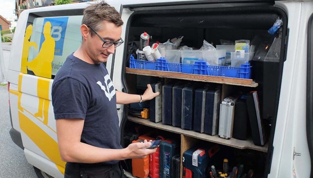 APP-LAUDERER: Ronny Vikeså er storfornøyd med at ny avhendingslov gjør VB-rørleggernes app enda nyttigere. Foto: FASETT.
APP-LAUDERER: Ronny Vikeså er storfornøyd med at ny avhendingslov gjør VB-rørleggernes app enda nyttigere. Foto: FASETT.