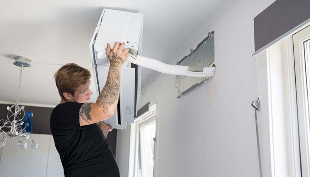 LUFTIG: Gehør-rapporten regner med at få boligeiere som ikke allerede har det, kommer til å legge om til vannbåren varme. Derfor er potensialet for energisparing størst for luft-til-luft-varmepumper. Blir det flere vannbårne varmepumpeløsninger i småhus, så øker sparepotensialet.
Illustrasjonsfoto: Norsk Varmepumpeforening. LUFTIG: Gehør-rapporten regner med at få boligeiere som ikke allerede har det, kommer til å legge om til vannbåren varme. Derfor er potensialet for energisparing størst for luft-til-luft-varmepumper. Blir det flere vannbårne varmepumpeløsninger i småhus, så øker sparepotensialet.
Illustrasjonsfoto: Norsk Varmepumpeforening.