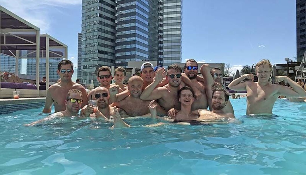 BADEMILJØ: Fornøyde rørleggere hos Asbjørn Nordsveen feiret de gode resultatene i Las Vegas. Foto: Privat. BADEMILJØ: Fornøyde rørleggere hos Asbjørn Nordsveen feiret de gode resultatene i Las Vegas. Foto: Privat.
