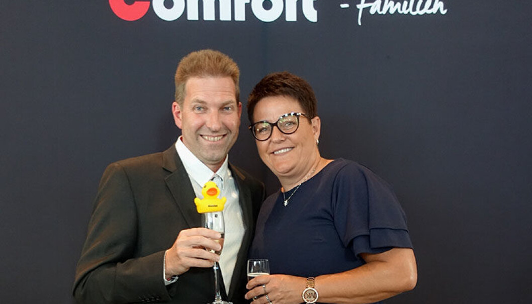 HEDRET: Truls og Vibeke Nilsen i Comfort Fredrikstad Arne Nilsen AS, mottok prisen som Årets Comfortør på kjedens årsmøte i Alta. Foto: Comfort. HEDRET: Truls og Vibeke Nilsen i Comfort Fredrikstad Arne Nilsen AS, mottok prisen som Årets Comfortør på kjedens årsmøte i Alta. Foto: Comfort.