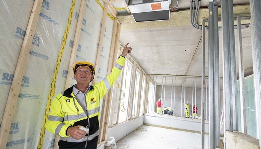 Ved hjelp av fjernvarme, varmepumpe, boligens eget varmtvann og én vifte i leiligheten har AF laget en helt ny og innovativ måte å varme opp OSUs leiligheter i Bjørvika på. Tor Olsen i AF viser løsningen. Foto: Katrine Lunke/Apeland. Ved hjelp av fjernvarme, varmepumpe, boligens eget varmtvann og én vifte i leiligheten har AF laget en helt ny og innovativ måte å varme opp OSUs leiligheter i Bjørvika på. Tor Olsen i AF viser løsningen. Foto: Katrine Lunke/Apeland.
