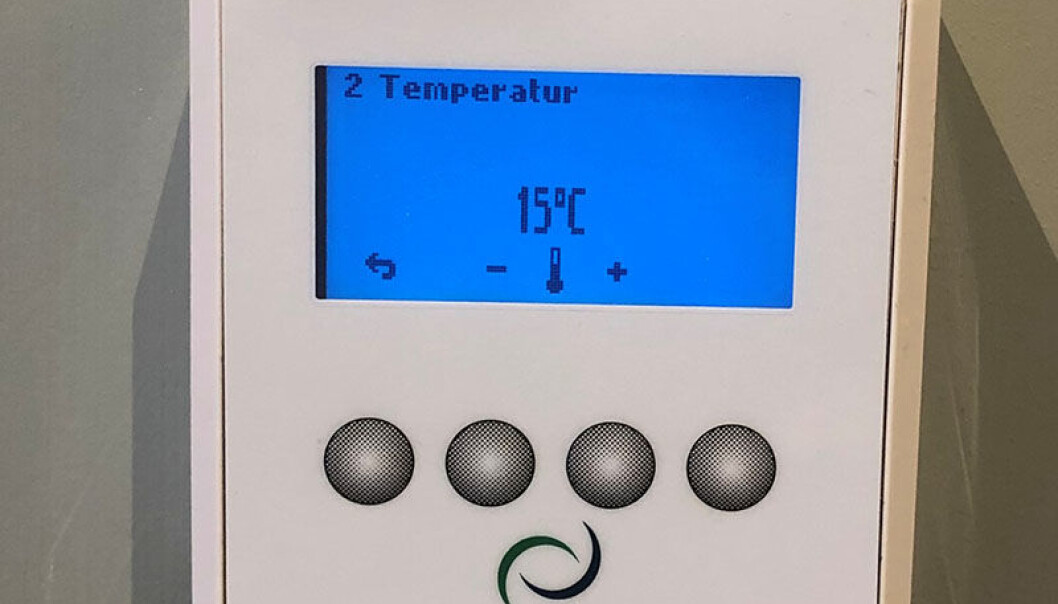 Et enkelt panel i mitt eget hus, plassert sentralt i hallen, sørger for at alle i husstanden styrer ventilasjonen i hverdagen, for eksempel når de går i dusjen, skriver artikkelforfatteren. Foto: Privat. Et enkelt panel i mitt eget hus, plassert sentralt i hallen, sørger for at alle i husstanden styrer ventilasjonen i hverdagen, for eksempel når de går i dusjen, skriver artikkelforfatteren. Foto: Privat.