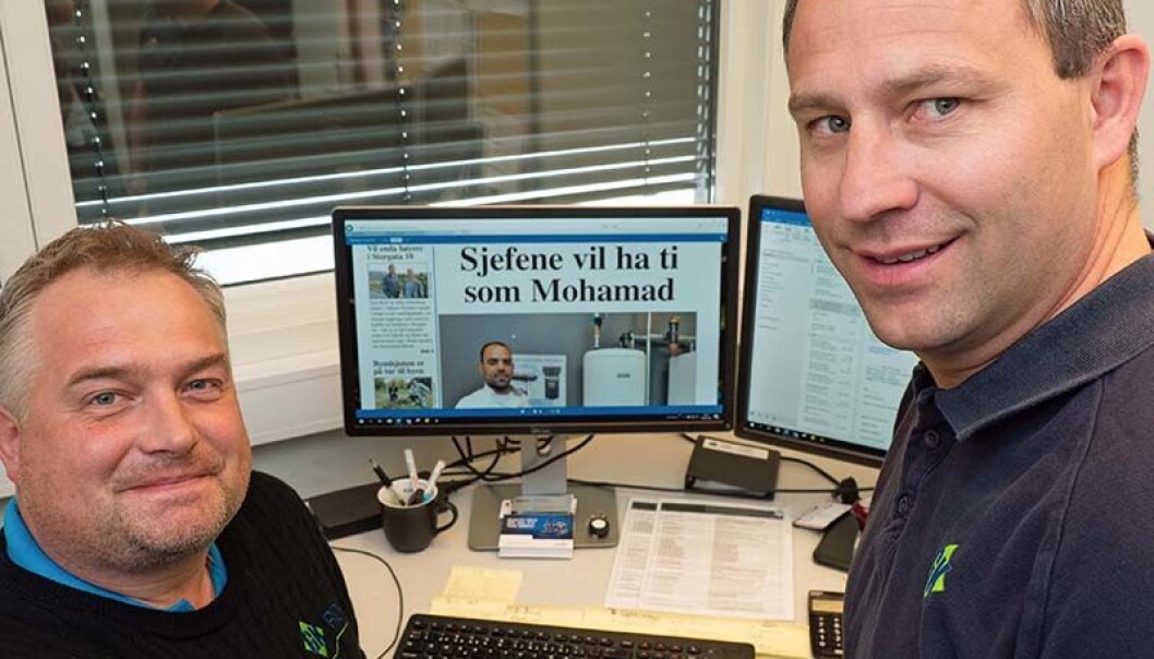 STORFORNØYDE: Per Trygve Engen (til venstre) og Bjørn Ove Bergh er storfornøyde med å ha fått med seg en fagmann fra Syria. Det har de fått fortelle på forsiden i Gjøviks Blad, også. STORFORNØYDE: Per Trygve Engen (til venstre) og Bjørn Ove Bergh er storfornøyde med å ha fått med seg en fagmann fra Syria. Det har de fått fortelle på forsiden i Gjøviks Blad, også.