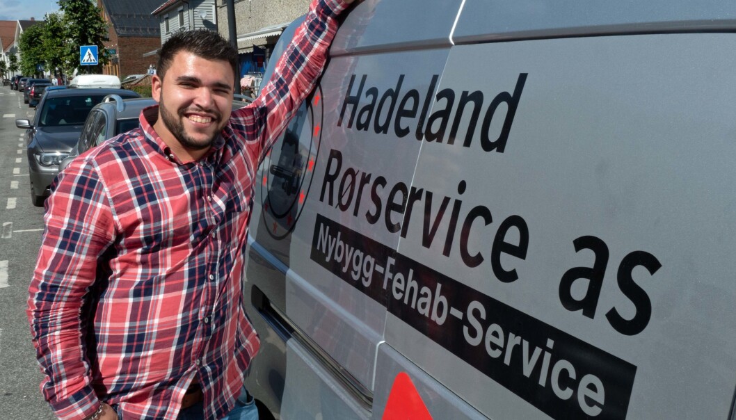 REDNECK-RØRLEGGER: Kais Ibdah er alltid på jobb og alltid smilende, melder kundene hans. REDNECK-RØRLEGGER: Kais Ibdah er alltid på jobb og alltid smilende, melder kundene hans.