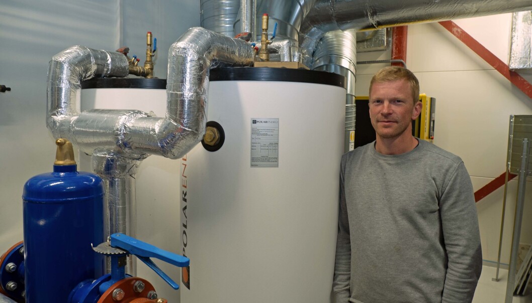 SPARETANK: Vanntankene som eliminerer en egen varmeveksler er hemmeligheten bak solide strømkutt, viser Dan-Erik Antonsen. SPARETANK: Vanntankene som eliminerer en egen varmeveksler er hemmeligheten bak solide strømkutt, viser Dan-Erik Antonsen.