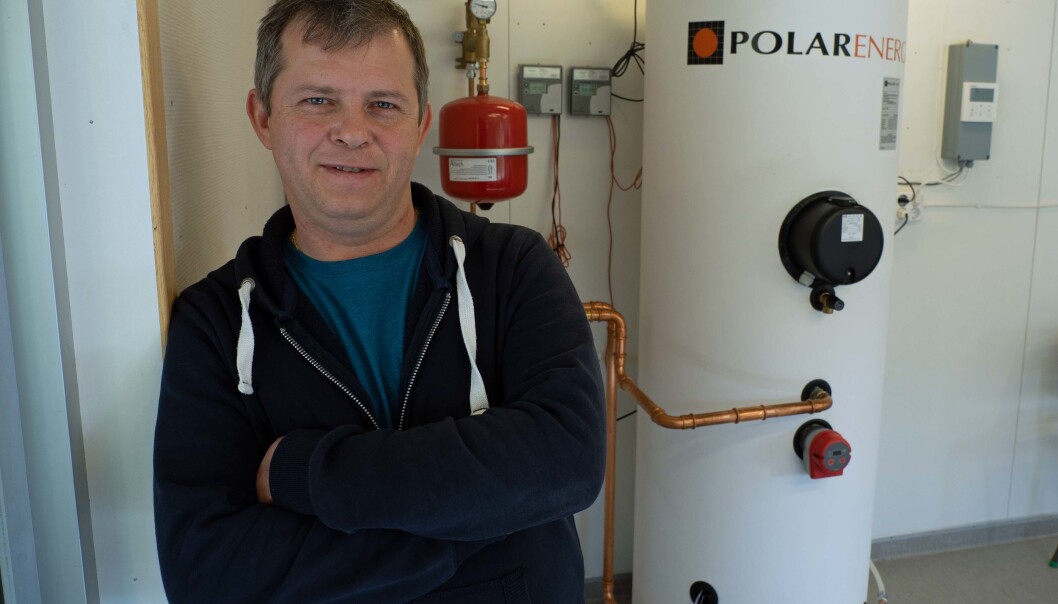 PRISVINNER: Lars Hansen står bak Polar Energi. Han skal ikke lage de billigste produktene, men enklere installasjon gjør at han vinner konkurranser på pris likevel. PRISVINNER: Lars Hansen står bak Polar Energi. Han skal ikke lage de billigste produktene, men enklere installasjon gjør at han vinner konkurranser på pris likevel.