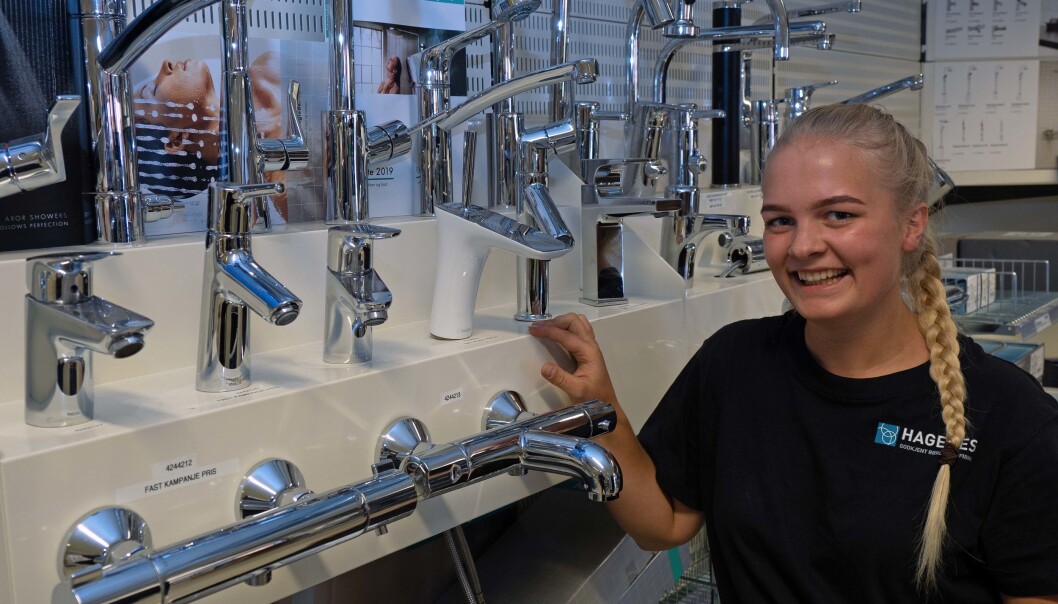 ET STORT SMIL: Hun får en boost på jobben hver dag – Frøya Skogerbø Kjellevold stortrives i jobben og er en av Norges hyggeligste håndverkere. ET STORT SMIL: Hun får en boost på jobben hver dag – Frøya Skogerbø Kjellevold stortrives i jobben og er en av Norges hyggeligste håndverkere.