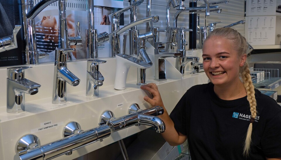 ET STORT SMIL: Hun får en boost på jobben hver dag – Frøya Skogerbø Kjellevold stortrives i jobben og er en av Norges hyggeligste håndverkere.
