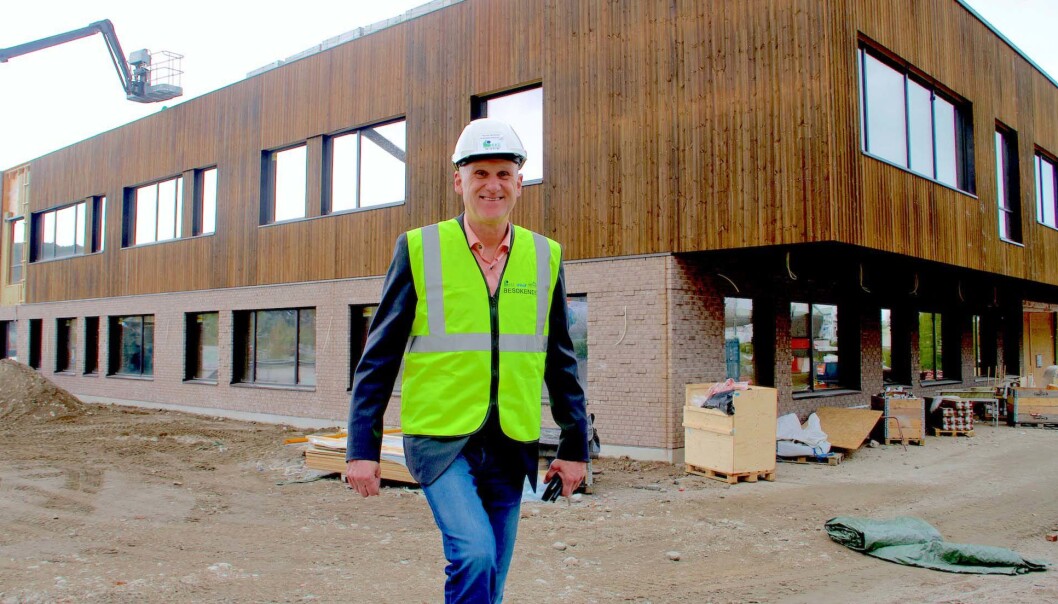 FØRST: Ikke bare størst, men også en av de første skolene i verden som bruker hydrogenlagring, sier Brynjar Henriksen – her på pressemeldingsbilde fra byggeperioden.
Foto: Kongsberg kommunale eiendom FØRST: Ikke bare størst, men også en av de første skolene i verden som bruker hydrogenlagring, sier Brynjar Henriksen – her på pressemeldingsbilde fra byggeperioden.
Foto: Kongsberg kommunale eiendom