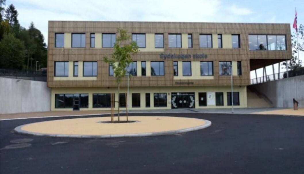 Sydskogen skole i Røyken er Norges første svanemerkede skole. Skolen er bygget av massivtre, er svært energieffektiv og har godt innemiljø. Foto: Miljømerking Norge. Sydskogen skole i Røyken er Norges første svanemerkede skole. Skolen er bygget av massivtre, er svært energieffektiv og har godt innemiljø. Foto: Miljømerking Norge.