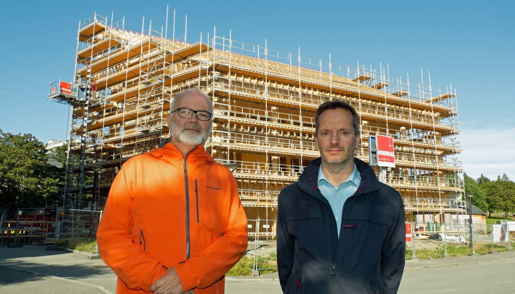 BYGGES: Veidekke er godt i gang med å bygge ZEB-laboratoriet, der Forskningsrådet og Enova begge har gått inn med midler, viser Terje Jacobsen (til venstre) og Arild Gustavsen. BYGGES: Veidekke er godt i gang med å bygge ZEB-laboratoriet, der Forskningsrådet og Enova begge har gått inn med midler, viser Terje Jacobsen (til venstre) og Arild Gustavsen.
