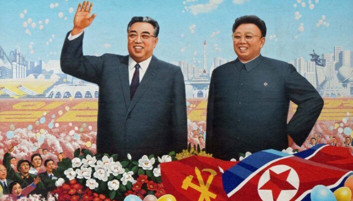RETUSJERT: Det er slik Kim Il-sung (til venstre) og Kim Jong-il stort sett fremstÃ¥r i Nord-Korea â slanket og retusjert pÃ¥ digre plakater og minnesmerker. RETUSJERT: Det er slik Kim Il-sung (til venstre) og Kim Jong-il stort sett fremstÃ¥r i Nord-Korea â slanket og retusjert pÃ¥ digre plakater og minnesmerker.