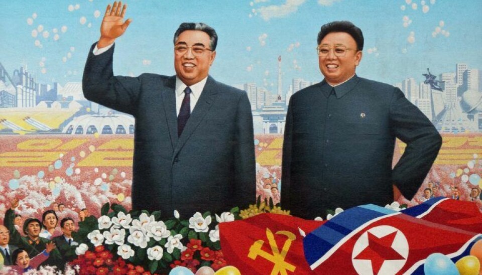 RETUSJERT: Det er slik Kim Il-sung (til venstre) og Kim Jong-il stort sett fremstÃ¥r i Nord-Korea â slanket og retusjert pÃ¥ digre plakater og minnesmerker.