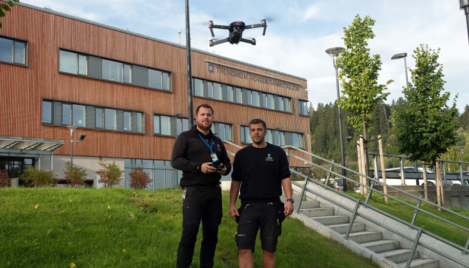HØYTFLYVENDE: De sørger for å inspisere de kommunale byggene i Trondheim raskt, billig og sikkert – dronepilotene Øystein Brujordet (til venstre) og Ketil Risan.