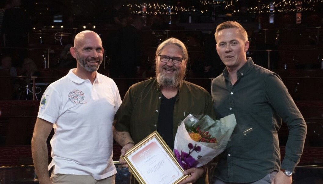 ÅRETS BYGGDRIFTER 2019: Blomster og diplom ble utdelt til vinneren, Dennis Grepperud, av Jan Erik Røine(til høyre), redaktør for Byggdrifteren, og Thor-Jostein Egeland(til venstre), daglig leder i Nemitek. Foto: Casper Rodvelt. ÅRETS BYGGDRIFTER 2019: Blomster og diplom ble utdelt til vinneren, Dennis Grepperud, av Jan Erik Røine(til høyre), redaktør for Byggdrifteren, og Thor-Jostein Egeland(til venstre), daglig leder i Nemitek. Foto: Casper Rodvelt.