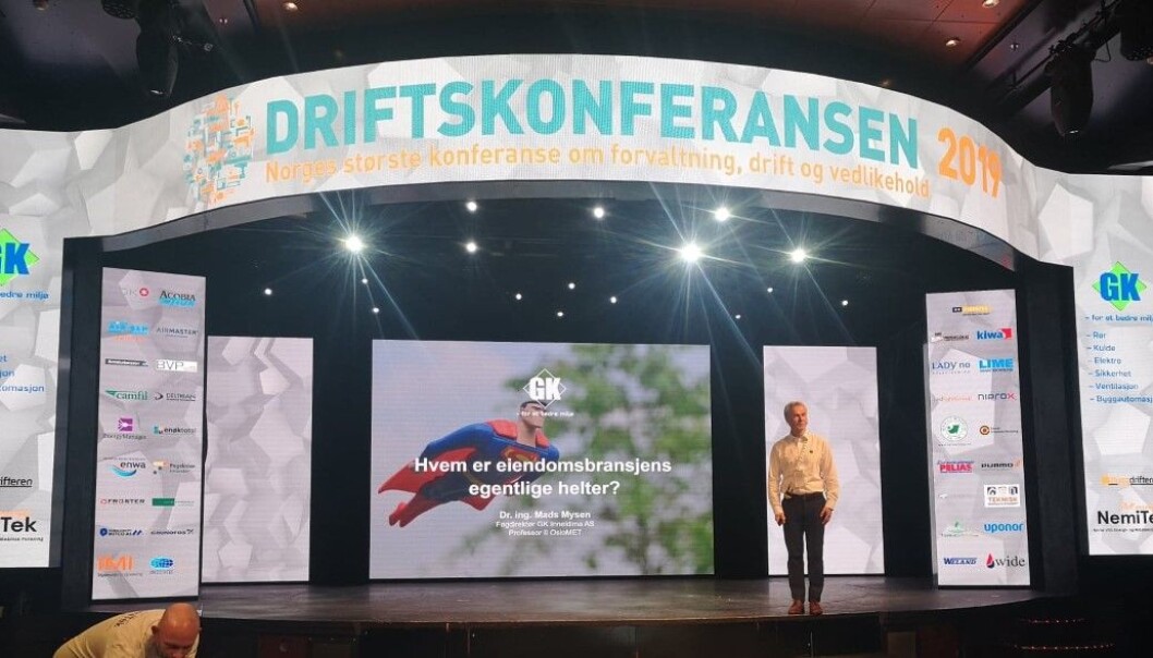 Mads Mysen på scenen under Driftskonferansen. Mads Mysen på scenen under Driftskonferansen.