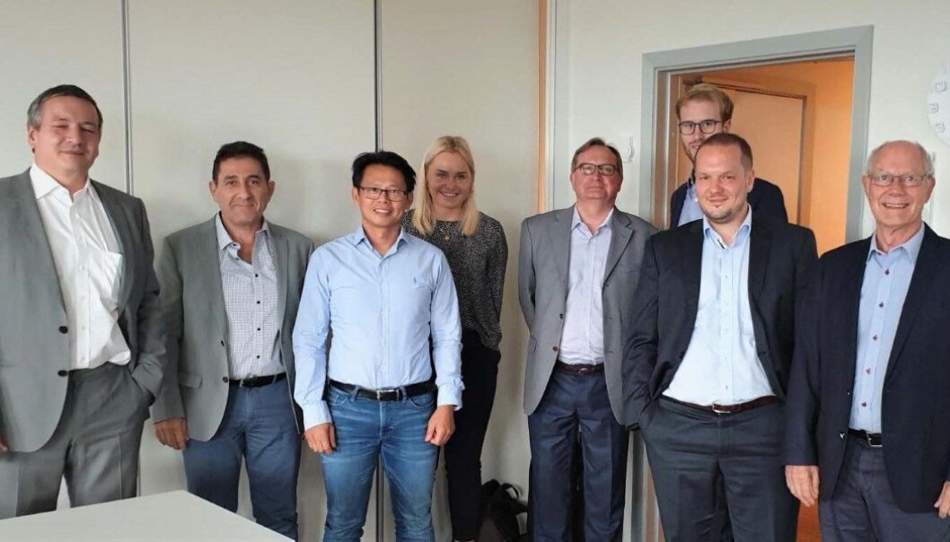 TEAM: Van Ha Doan og Maria Råken i sentrum for det europeiske samarbeidet for å få til tydeligere krav til vannet i lukkede anlegg. TEAM: Van Ha Doan og Maria Råken i sentrum for det europeiske samarbeidet for å få til tydeligere krav til vannet i lukkede anlegg.