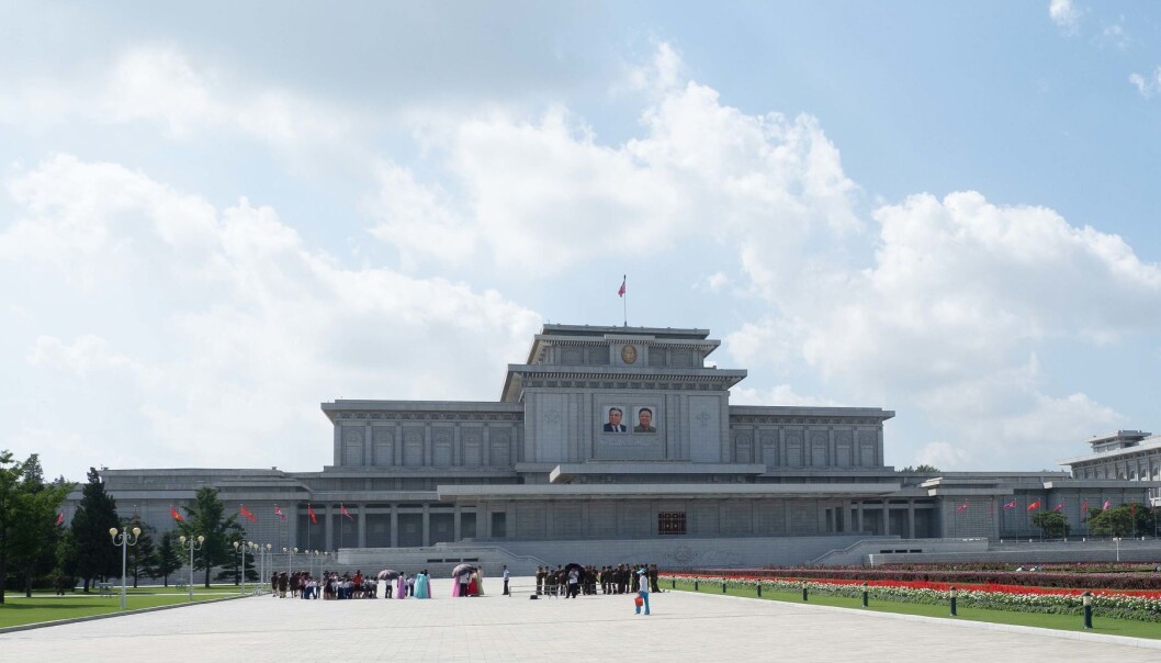 MAUSOLEUM: Her hviler bestefar og far Kim – i luft som kjøles av produkter fra erkefienden Japan. MAUSOLEUM: Her hviler bestefar og far Kim – i luft som kjøles av produkter fra erkefienden Japan.