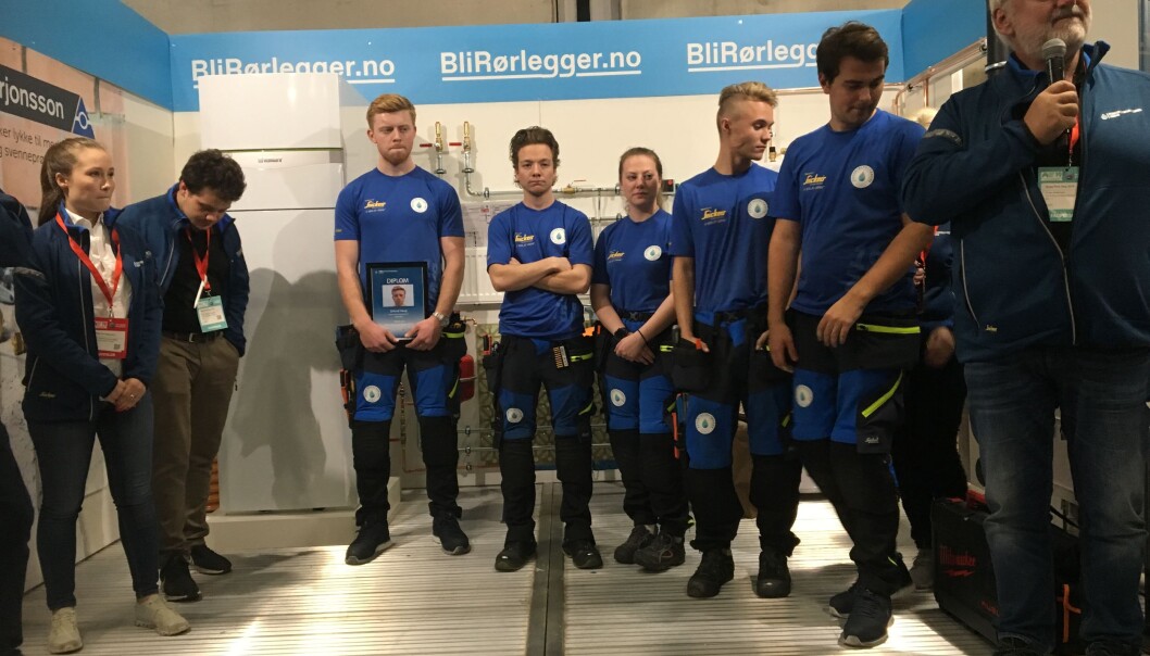 Erlend Haug midt i bildet med diplom og de andre finalistene ved siden av seg. Hoveddommer Helge Andersen til høyre med mikrofon. Erlend Haug midt i bildet med diplom og de andre finalistene ved siden av seg. Hoveddommer Helge Andersen til høyre med mikrofon.