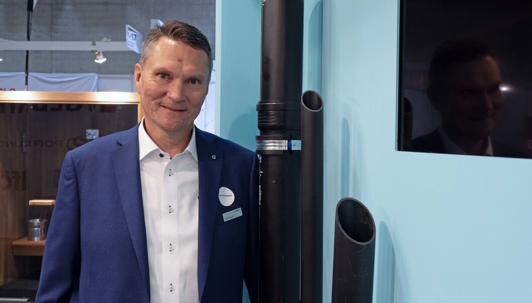 BRANNSIKKERT: Plastrørene brenner opp i stedet for å spre varmen hvis det begynner å brenne, forklarer Odd Skriden. BRANNSIKKERT: Plastrørene brenner opp i stedet for å spre varmen hvis det begynner å brenne, forklarer Odd Skriden.