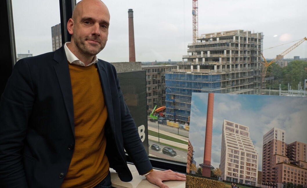 BYGGER: Rundt 30 år tar det å gjøre ferdig hele Strijp-S-utviklingen. Utenfor vinduet til direktør Thijs van Dieren er byggeaktiviteten stor. BYGGER: Rundt 30 år tar det å gjøre ferdig hele Strijp-S-utviklingen. Utenfor vinduet til direktør Thijs van Dieren er byggeaktiviteten stor.