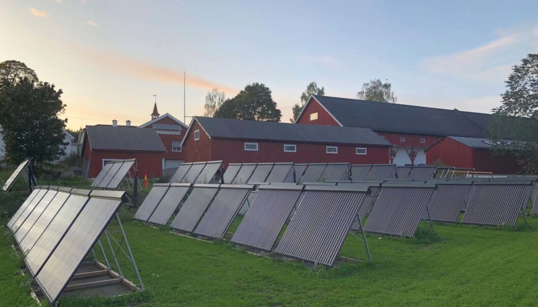 RØR: På bakken står det 260 kvadratmeter med vakuumrør, totalt 2730 rør, til å fange solvarmen. RØR: På bakken står det 260 kvadratmeter med vakuumrør, totalt 2730 rør, til å fange solvarmen.
