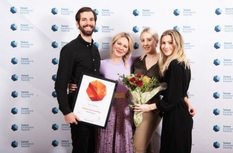F.v. Eirik Bjørnstad, Elise Feiring Myrtrøen, Silje Kopland og Anne-Jori Løhre i Multiconsult tok imot prisen.