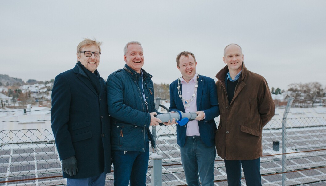 ÅPNET SOLCELLER PÅ DOWN TOWN: Fra venstre Bill Engeness, leder for bærekraft i Cityon, Bent Rosenberg, senterleder for Citycon på Down Town, Robin Kåss, ordfører i Porsgrunn og Thor Christian Tuv, daglig leder i Fusen. ÅPNET SOLCELLER PÅ DOWN TOWN: Fra venstre Bill Engeness, leder for bærekraft i Cityon, Bent Rosenberg, senterleder for Citycon på Down Town, Robin Kåss, ordfører i Porsgrunn og Thor Christian Tuv, daglig leder i Fusen.