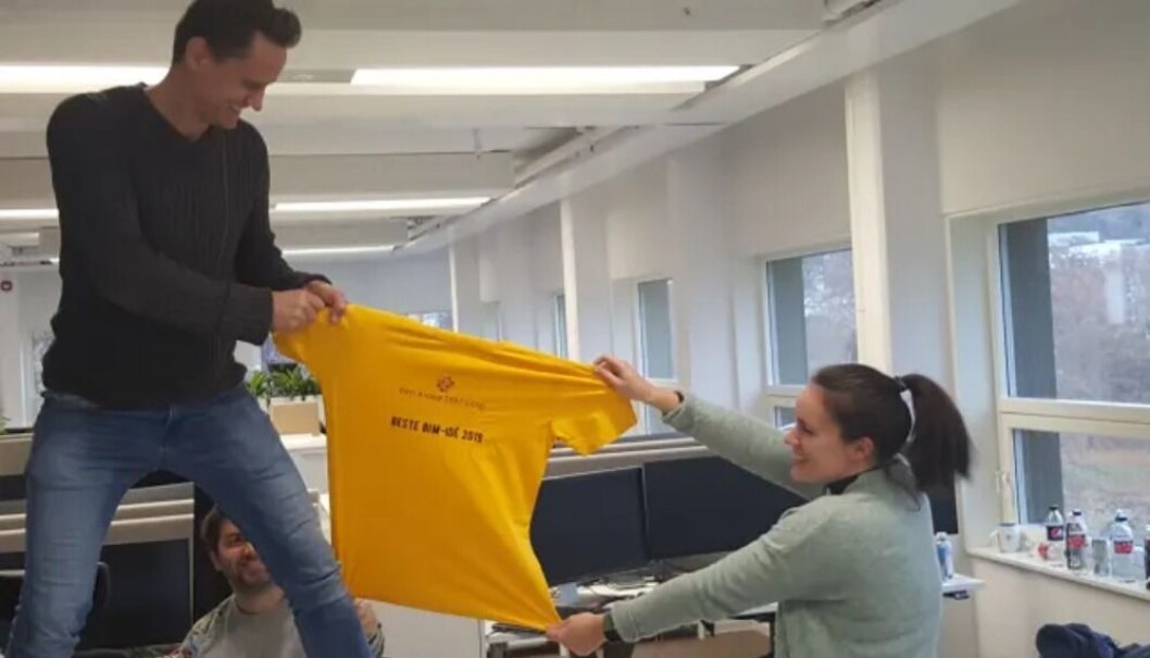 Det ble kamp om den gule trøya i utviklingsteamet hos NoIS, her presentert ved Jon Sommervold, Dagfinn Dale Kloven (bak) og Synne Ellefsen. Det ble kamp om den gule trøya i utviklingsteamet hos NoIS, her presentert ved Jon Sommervold, Dagfinn Dale Kloven (bak) og Synne Ellefsen.
