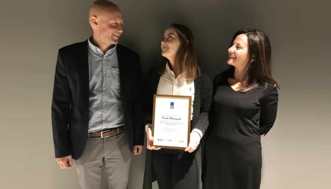 På bildet ses fra venstre, prisutdeler Jonny Ødegård, prismottaker Kamila Makuszewska og til høyre veileder Rita Ugarelli. På bildet ses fra venstre, prisutdeler Jonny Ødegård, prismottaker Kamila Makuszewska og til høyre veileder Rita Ugarelli.