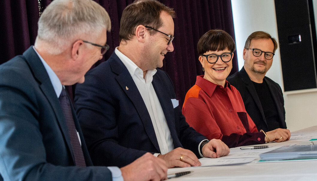 Slår seg sammen: (f.v) Søren Holm Johansen, Group Executive Director i Rambøll, Jens-Peter Saul, CEO i Rambøll, Mette Kynne Frandsen, CEO og Partner i Henning Larsen, Louis Becker, Partner og Design Principal i Henning Larsen. Slår seg sammen: (f.v) Søren Holm Johansen, Group Executive Director i Rambøll, Jens-Peter Saul, CEO i Rambøll, Mette Kynne Frandsen, CEO og Partner i Henning Larsen, Louis Becker, Partner og Design Principal i Henning Larsen.