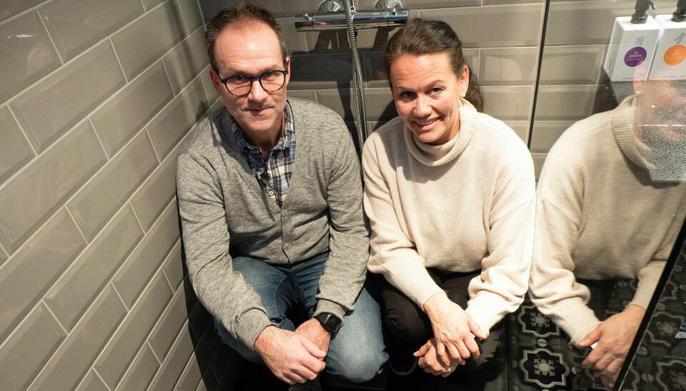 Rune Pedersen i Ofoten Rør og Laila Skålvold i Skålvold Eiendom er storfornøyde med den nye dusjgulvløsningen.