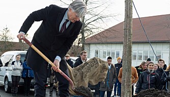 TUNTRE: Klimaminister Ola Elvestuen plantet et tuntre for å markere åpningen av det nye bygget. TUNTRE: Klimaminister Ola Elvestuen plantet et tuntre for å markere åpningen av det nye bygget.
