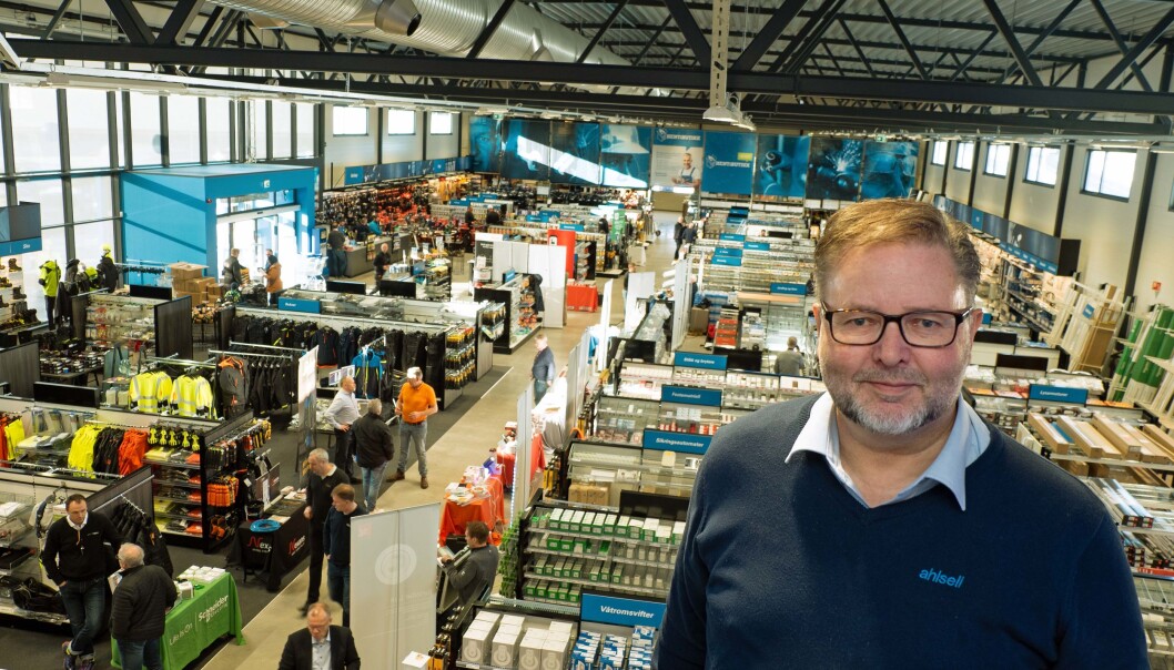 ØKER: De øker sortimentet med 2000 varelinjer – salgssjef Arne Bye har innviet Ahlsells fremtidsbutikk. ØKER: De øker sortimentet med 2000 varelinjer – salgssjef Arne Bye har innviet Ahlsells fremtidsbutikk.
