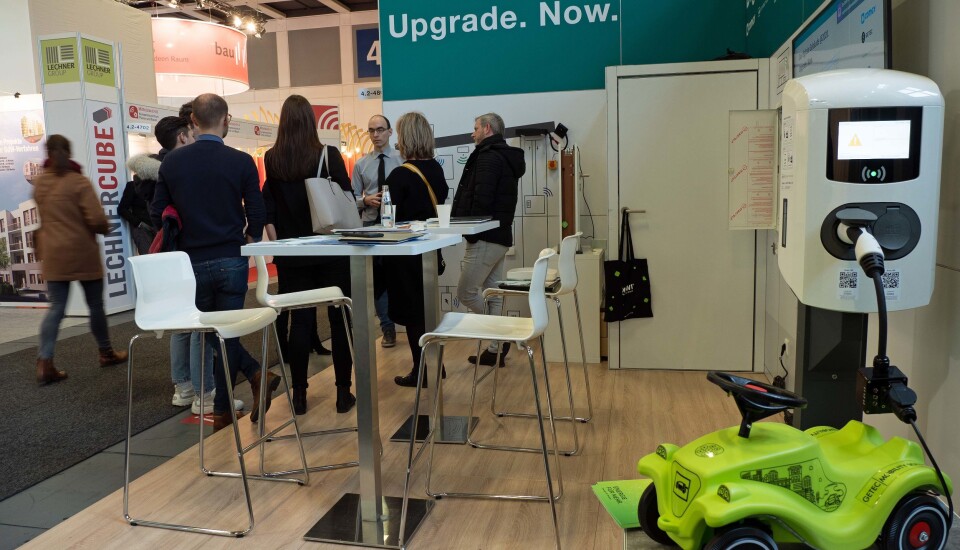 MESSESMART: Med elbilen som blikkfang stiller Jäger Fischer på messe for å selge fremtidens digitale byggdriftsløsning.
