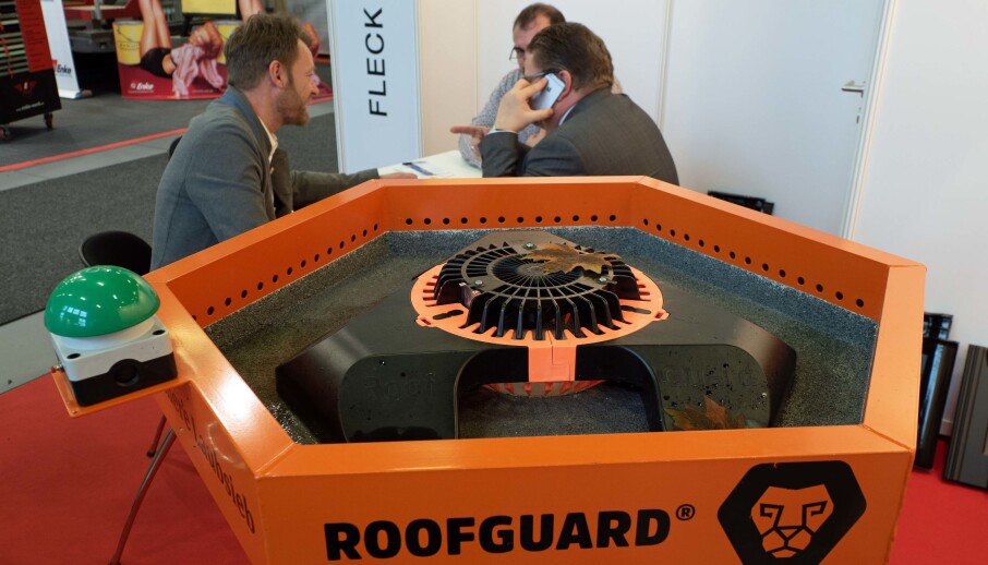 BRYTER DEMNINGEN: Roofguard er automatisk og patentert, men litt mindre digitalt enn mange av de andre nylanseeringene på Bautec.