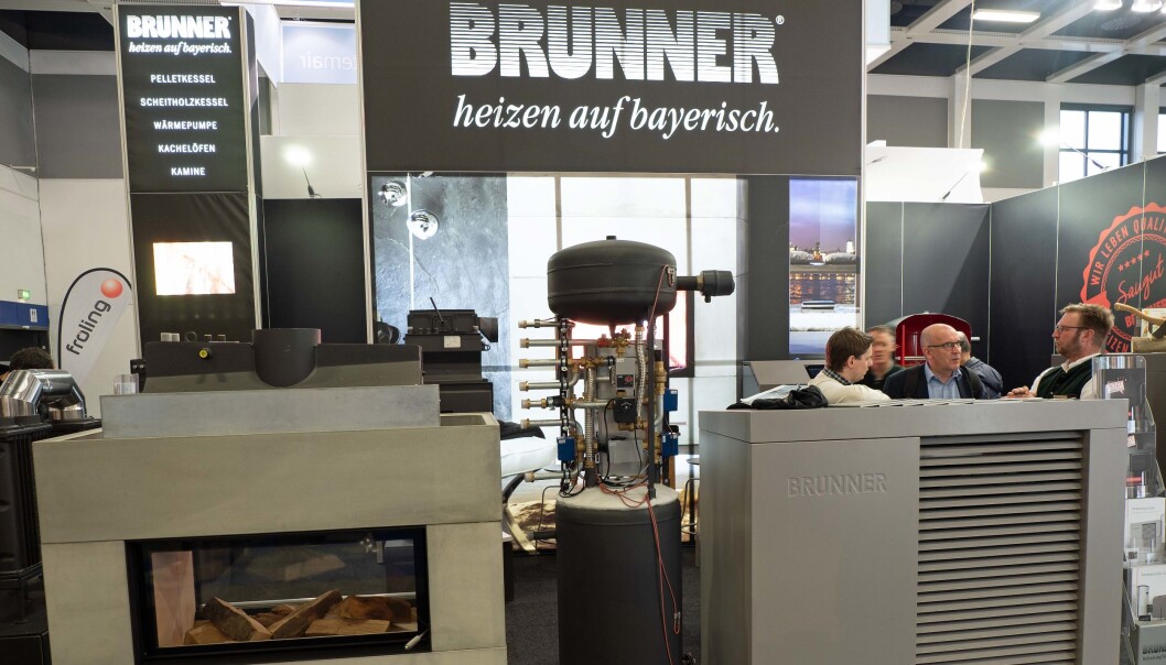 FYRER MED VED: Brunner fra Bayern kobler vedovn med vannkappe sammen med luft-til-vann-varmepumpe, men har også mulighet for sol. FYRER MED VED: Brunner fra Bayern kobler vedovn med vannkappe sammen med luft-til-vann-varmepumpe, men har også mulighet for sol.