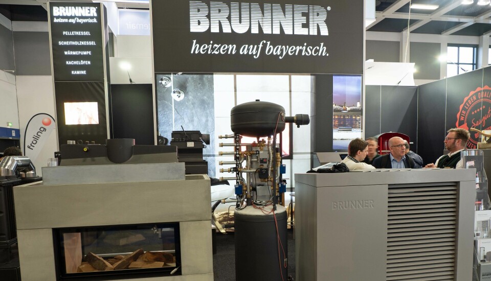 FYRER MED VED: Brunner fra Bayern kobler vedovn med vannkappe sammen med luft-til-vann-varmepumpe, men har også mulighet for sol.